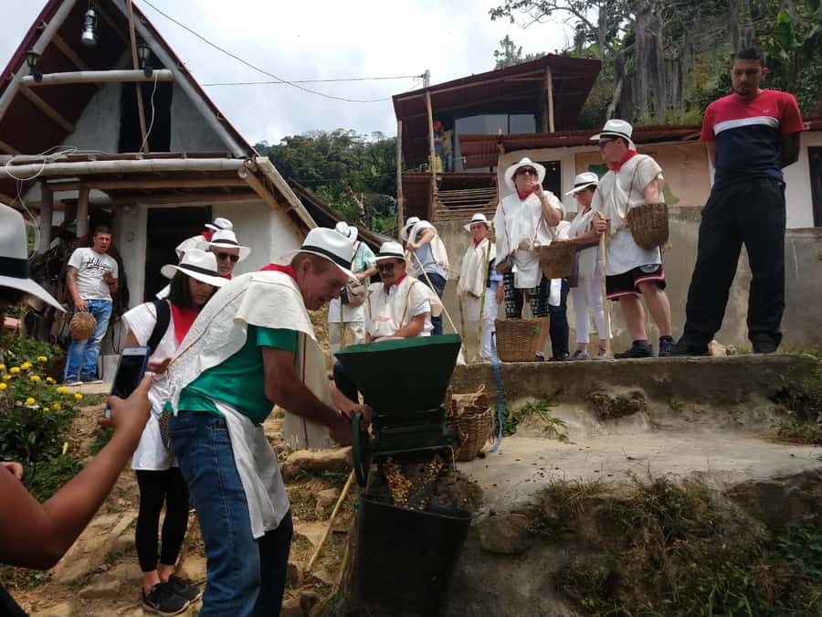 Medellín: Guatape Village with Coffee and Fruit Tasting Tour - Why Guatapé starts before you reach Guatapé