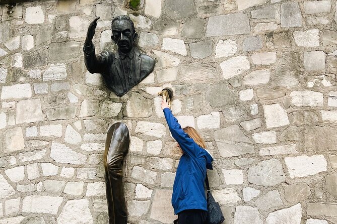 Montmartre & Sacré Coeur : Museum & Coffee In A Tiny Group Tour - Measuring the museum stop: Musée de Montmartre in 45 minutes