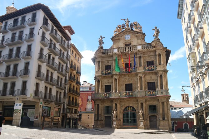 Pamplona Highlights Walking Tour with Coffee and Churros Break - Plaza de Toros de Pamplona: iconic bullring, but no ticket needed
