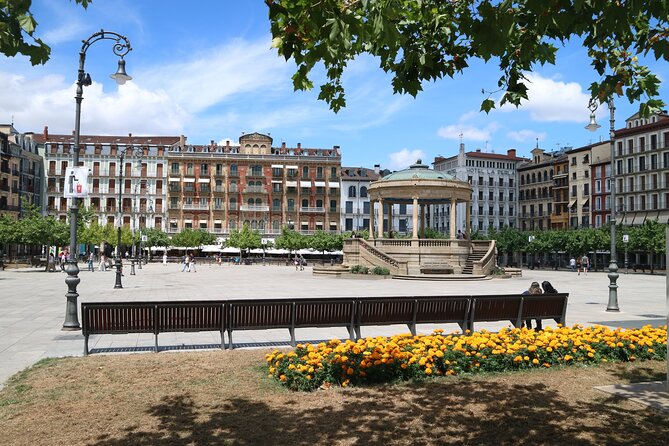 Pamplona Highlights Walking Tour with Coffee and Churros Break - Where the walk begins: Encierro/Entzierroa Monument at 9:30